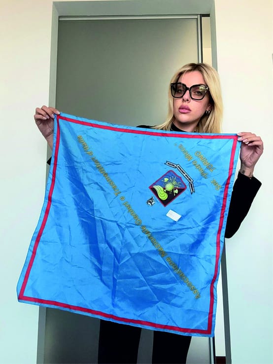 Modella con Foulard Associazione Genieri