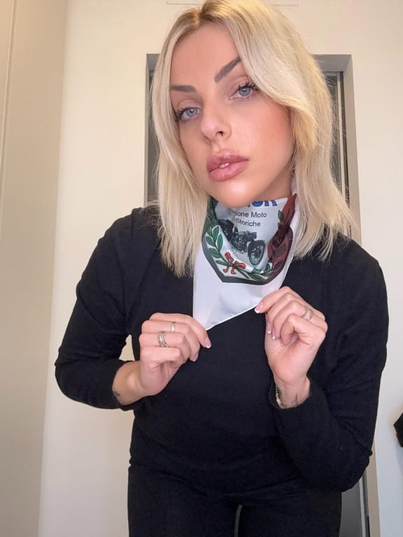 Bandana Gigleur Indossata con loghi Bandana Gigleur Indossata