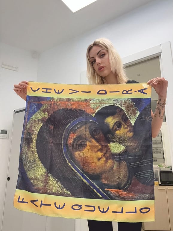 Modella con Foulard per Pellegrinaggi Pavia Personalizzato Modella con Foulard per Pellegrinaggi Pavia