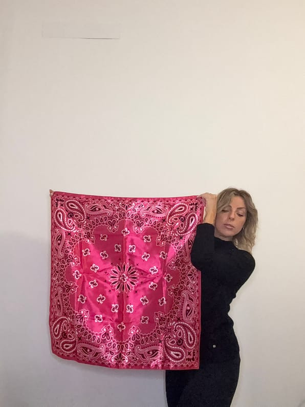 modella con foulard in raso lucido personalizzato modella con foulard in raso lucido