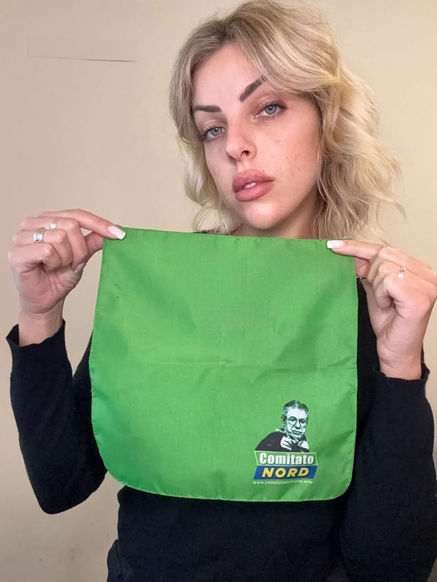 Modella con Pochette Lega