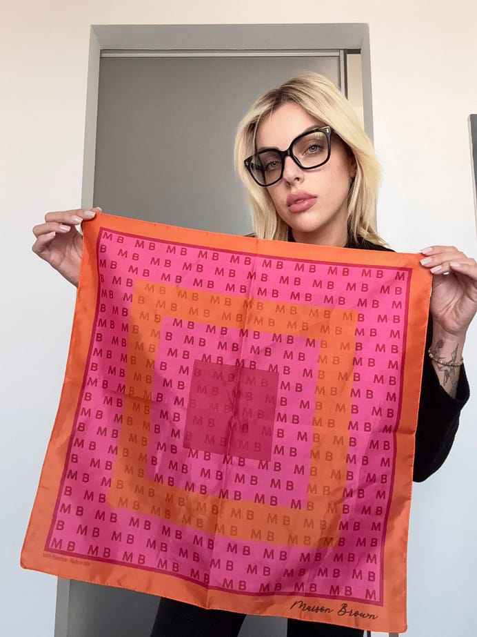 Modella con Foulard Maison Brown personalizzato Modella con Foulard Maison Brown