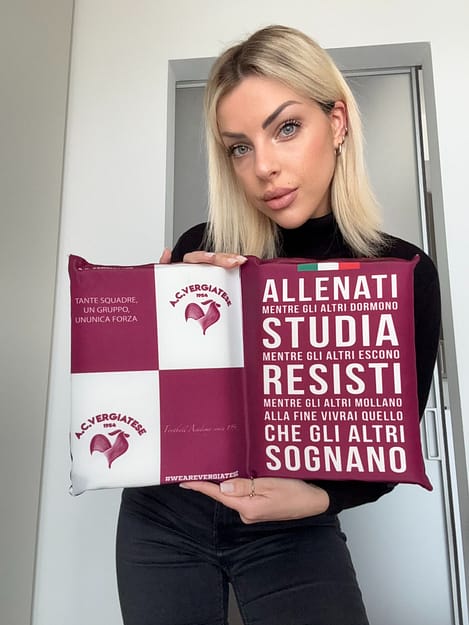 Modella con Cuscino Vergiatese piccole quantità Modella con Cuscino Vergiatese