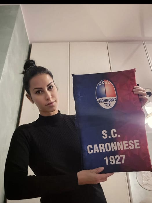 Cuscino da Stadio Semi Impermeabile Caronnese con Modella Cuscino da Stadio Caronnese con Modella