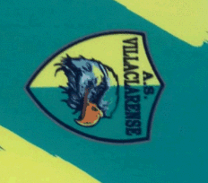 particolare del logo villa clarense sul cuscino a libro con elastico particolare del logo villa clarense