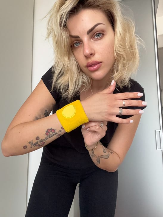 Modella con Polsino Tergisudore di colore Giallo Modella con Polsino Tergisudore Giallo