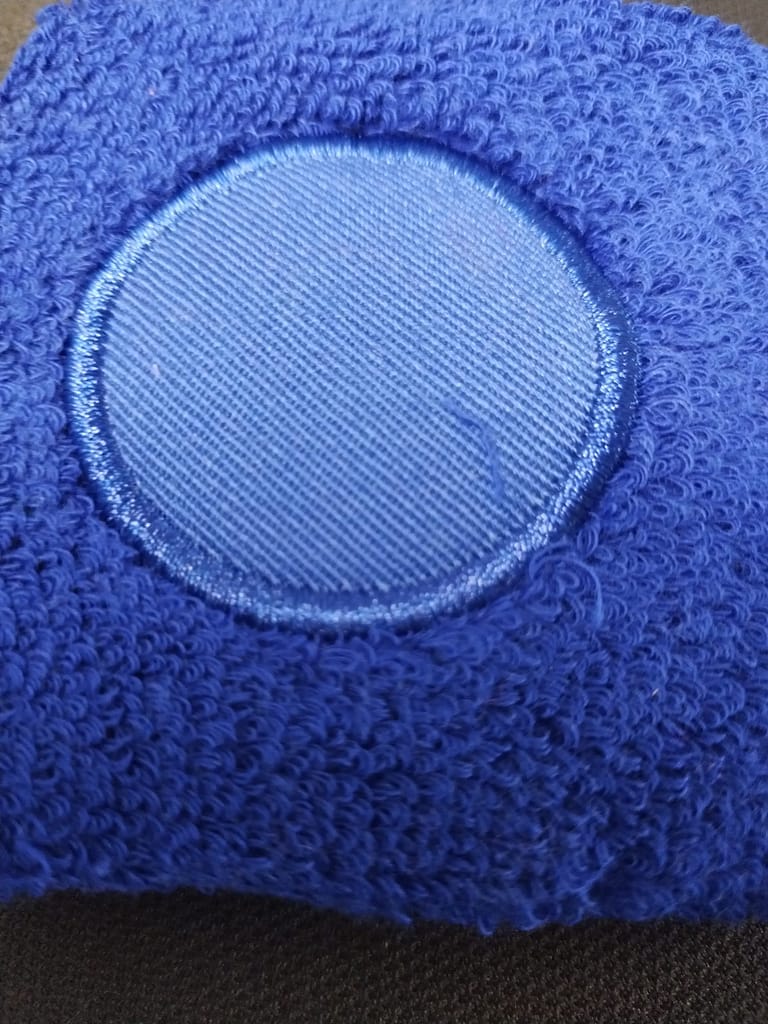 particolare polsino blu royal tergi sudore particolare polsino blu royal