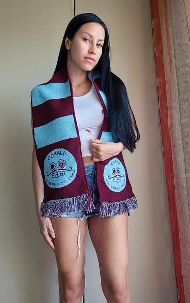 Modella con sciarpa a bande Comala Calcio Personalizzata Modella con sciarpa a bande Comala Calcio