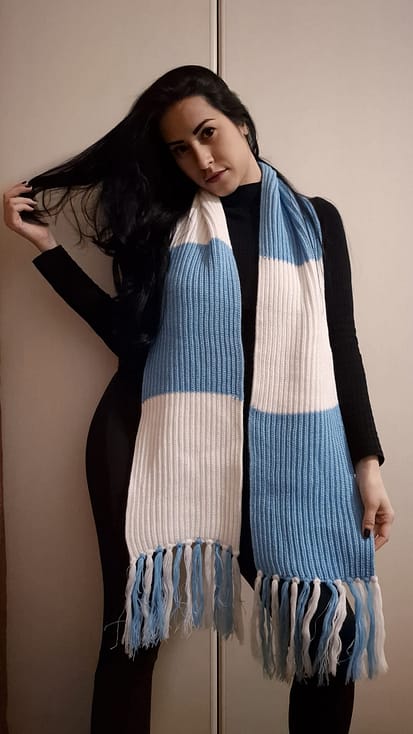 Modella con Sciarpa a maglia inglese bianco celeste con Frangia Modella con Sciarpa a maglia inglese bianco celeste