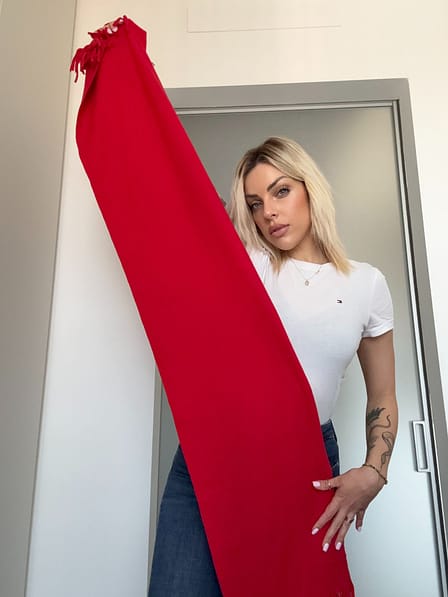 Modella con Sciarpa in Pile di colore Rosso Modella con Sciarpa in Pile Rossa