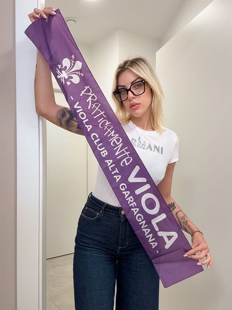 Modella con Sciarpa in raso singolo Viola Club Garfagnana Personalizzata Modella con Sciarpa in raso singolo Viola Club Garfagnana