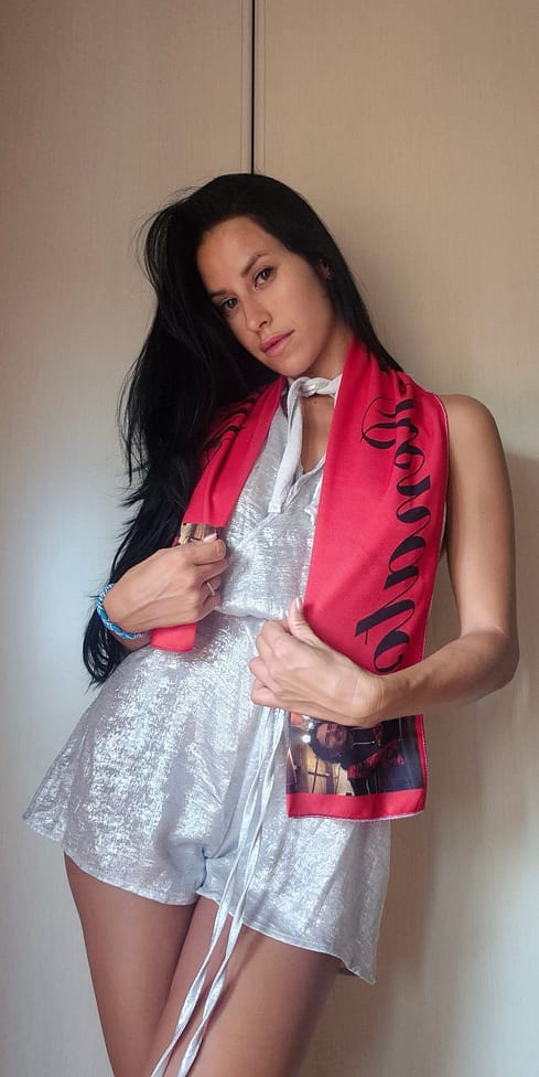Modella con sciarpa Amici di Renato Personalizzata Modella con sciarpa Amici di Renato