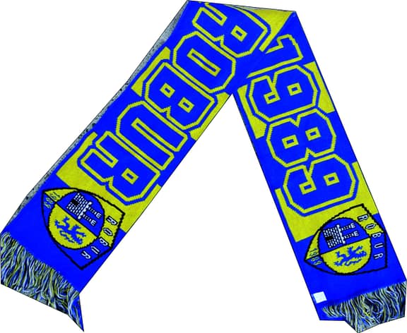sciarpa jacquard personalizzata robur 1989 In questa immagine vi mostriamo la sciarpa jacquard personalizzata realizzata per la Robur 1989. Si può notare la scritta Blu Royal su campo giallo blu.