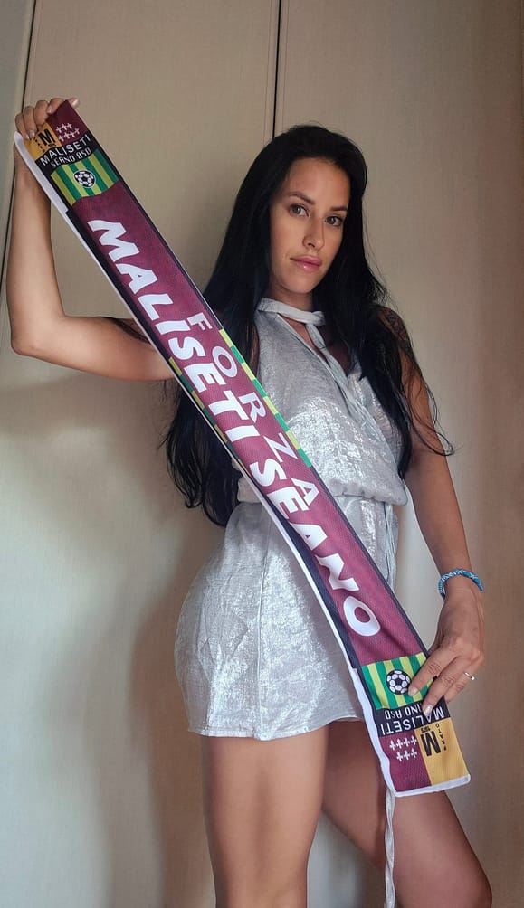 Modella con sciarpa Maliseti fronte personalizzato Modella con sciarpa Maliseti fronte