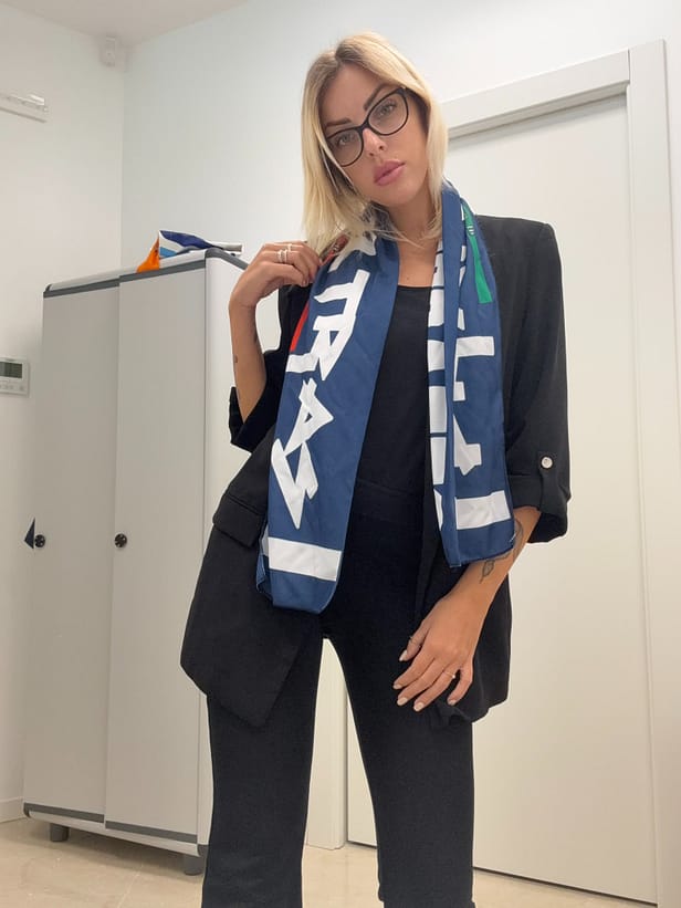 Modella con Sciarpa Prato Ultras Personalizzata Modella con Sciarpa Prato Ultras