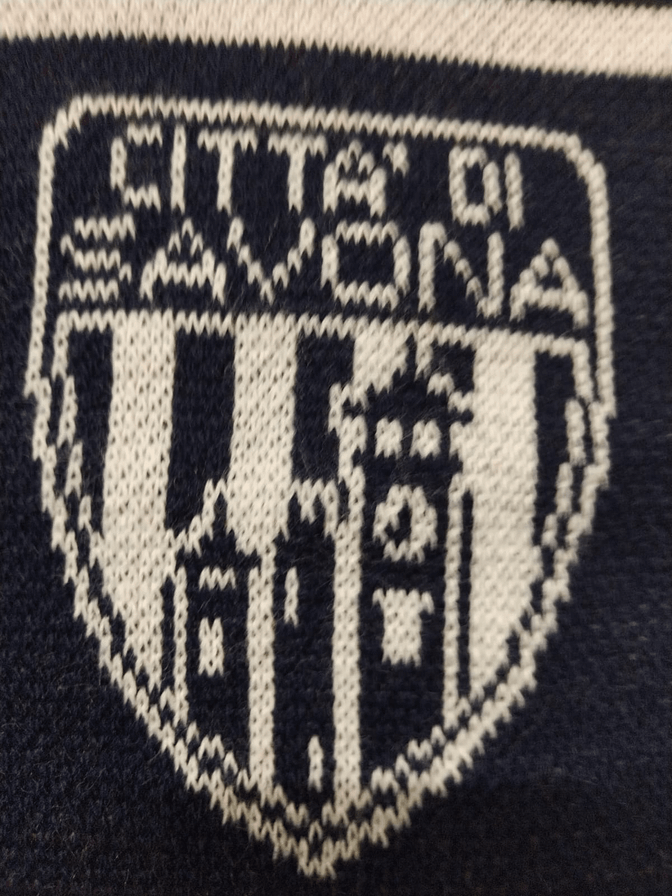 Particolare logo città di Savona su sciarpa personalizzata Particolare logo città di Savona su sciarpa