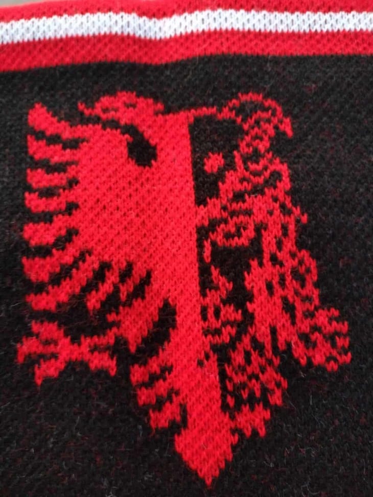 dettagli logo su sciarpa personalizzata piana degli albanesi dettagli logo aquila su sciarpa piana degli albanesi