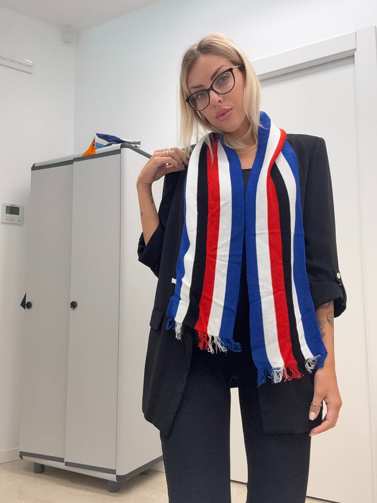 Modella con sciarpa a bande Blucerchiata Personalizzata Modella con sciarpa a bande Blucerchiata