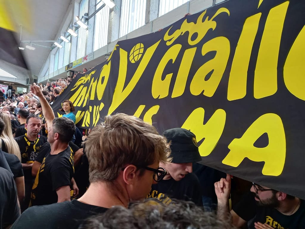 striscione virtus ravvicinato striscione virtus ravvicinato
