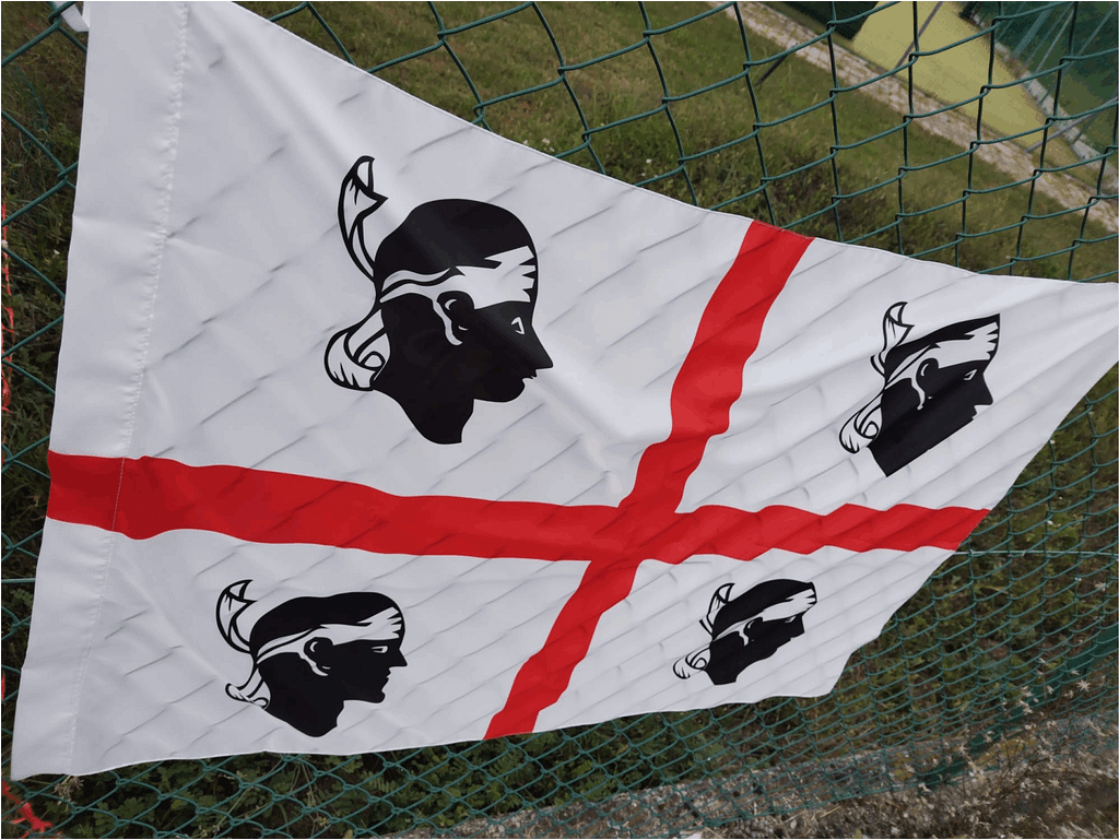 2 Bandiere Da Tavolo Sardegna - 21x14 Cm Con Asta E Base Metallica, Perfette Per Uffici - Foto 3