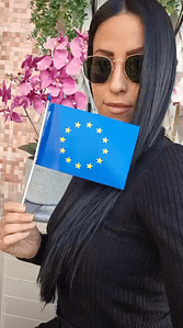 modella con bandierina europa in carta personalizzata modella con bandierina europa in carta