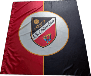 La bandiera da stadio del Colleferro Calcio realizzata nei colori rosso neri con il logo centrale.
