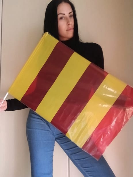Modella con Bandierina a righe Giallorossa Modella con Bandierina Rigata Giallorossa