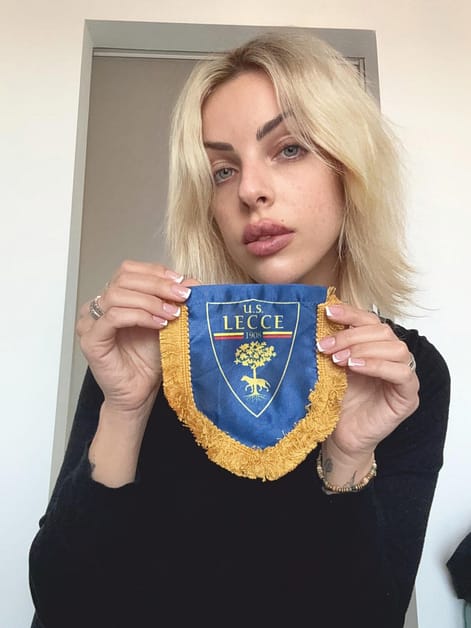 Modella con Gagliardetto Squadre Calcio Lecce Personalizzato Modella con Gagliardetto Squadre Calcio Lecce