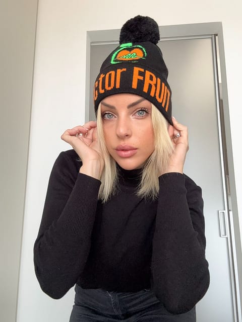 Modella con Berretto doctor fruit