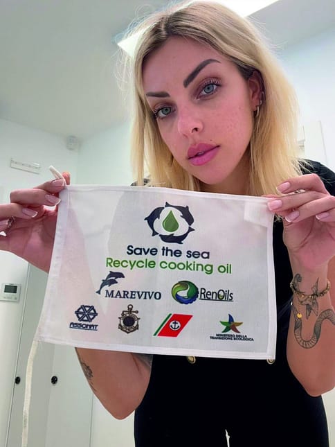 Modella con bandierina per barca Save The Sea