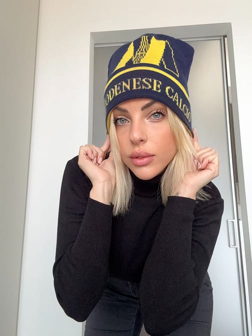 Modella con Berretto La Modenese personalizzato Modella con Berretto La Modenese