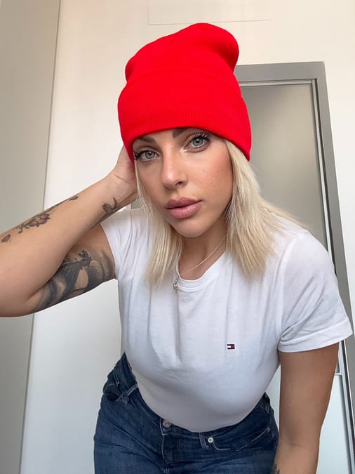 modella con berretto rosso tinta unita modella con berretto rosso