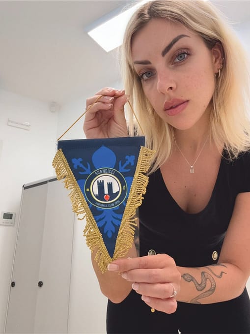 Modella con gagliardetto standard auto Scandicci Rugby Modella con gagliardetto standard auto Scandicci
