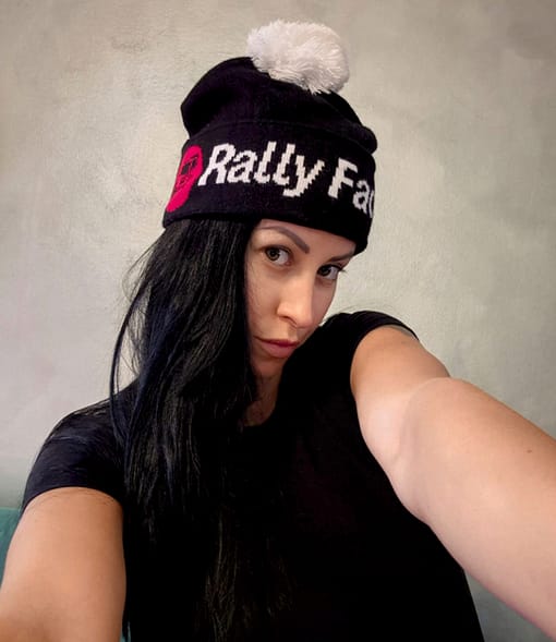Modella con berretto Rally Factory Personalizzato Modella con berretto Rally Factory