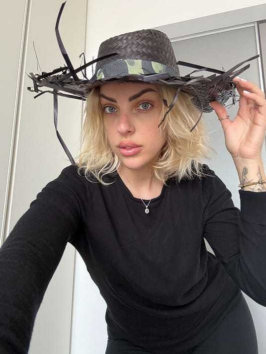 cappello sfrangiato di colore nero