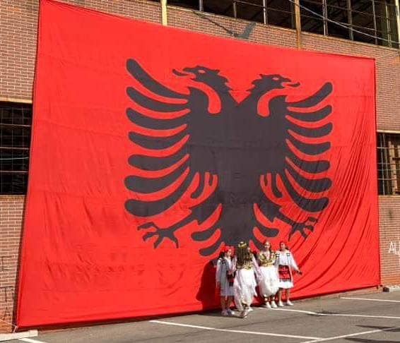 bandiera grandi dimensioni albania appesa bandiera grandi dimensioni albania appesa