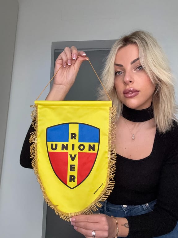 Modella con Gagliardetto Union River Personalizzato Modella con Gagliardetto Union River