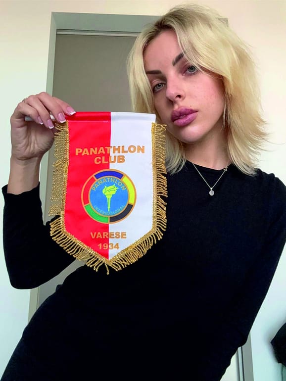 Modella con Gagliardetto Economico Panathlon Personalizzato Modella con Gagliardetto Economico Panathlon