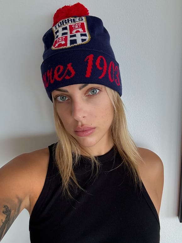 Modella con Berretto con Pon Pon Torres Berretto con Pon Pon Torres