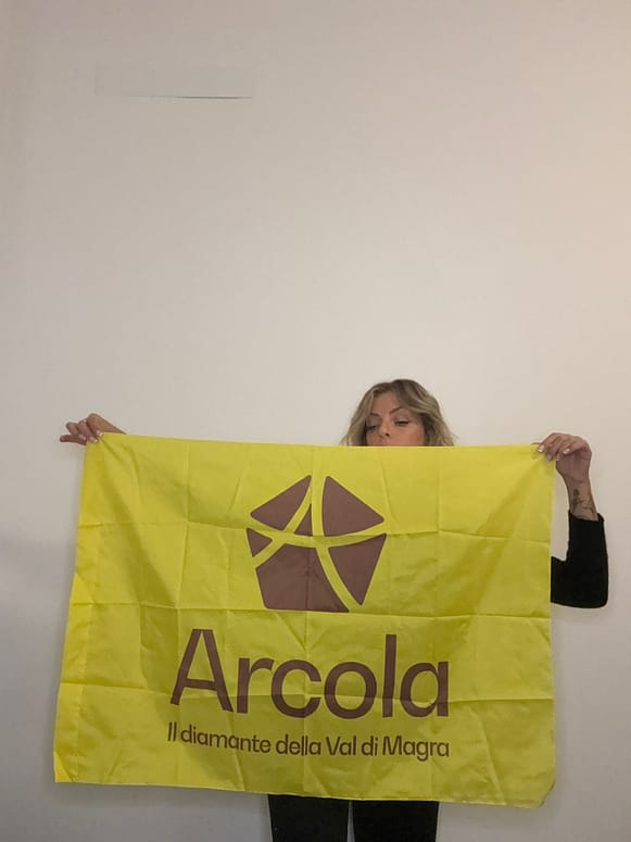 Modella con bandiera Aracola