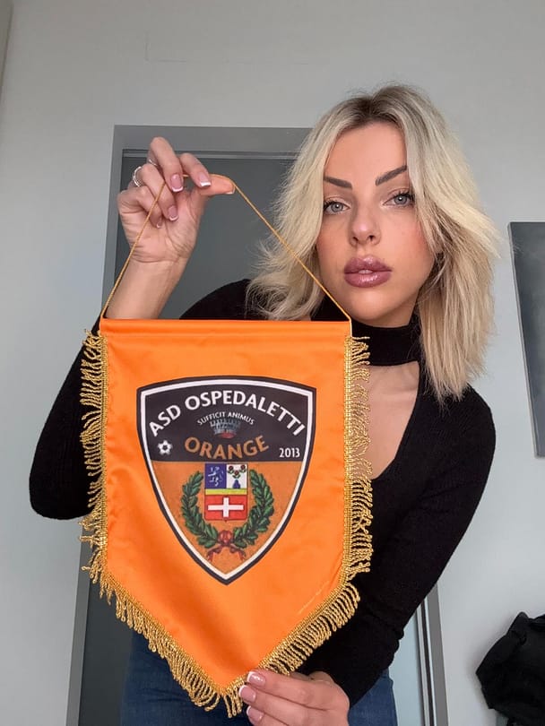 Modella con Gagliardetti Ospedaletti Calcio Personalizzato Modella con Gagliardetti Ospedaletti Calcio