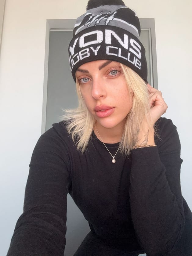 Modella con Berretto Lyons Rugby Berretto Lyons Rugby