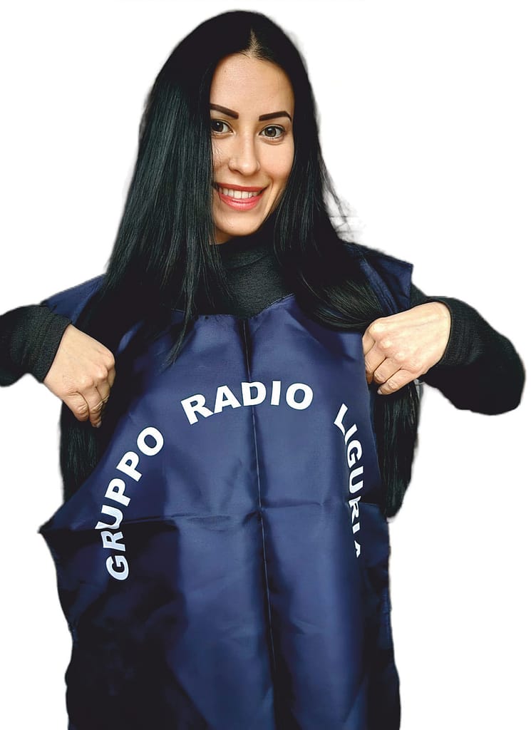 Modella con Pettorina Piccole Quantità All Over Gruppo Radio Liguria Pettorina Piccole Quantità All Over Gruppo Radio Liguria