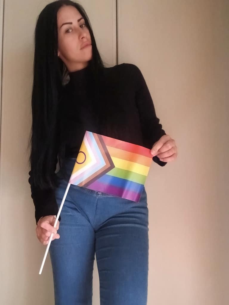 Modella con Bandierina LGBTQ eco compatibile Modella con Bandierina LGBTQ