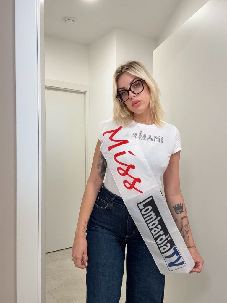 Modella con Fascia da Miss Lombardia TV personalizzato Modella con Fascia da Miss Lombardia TV