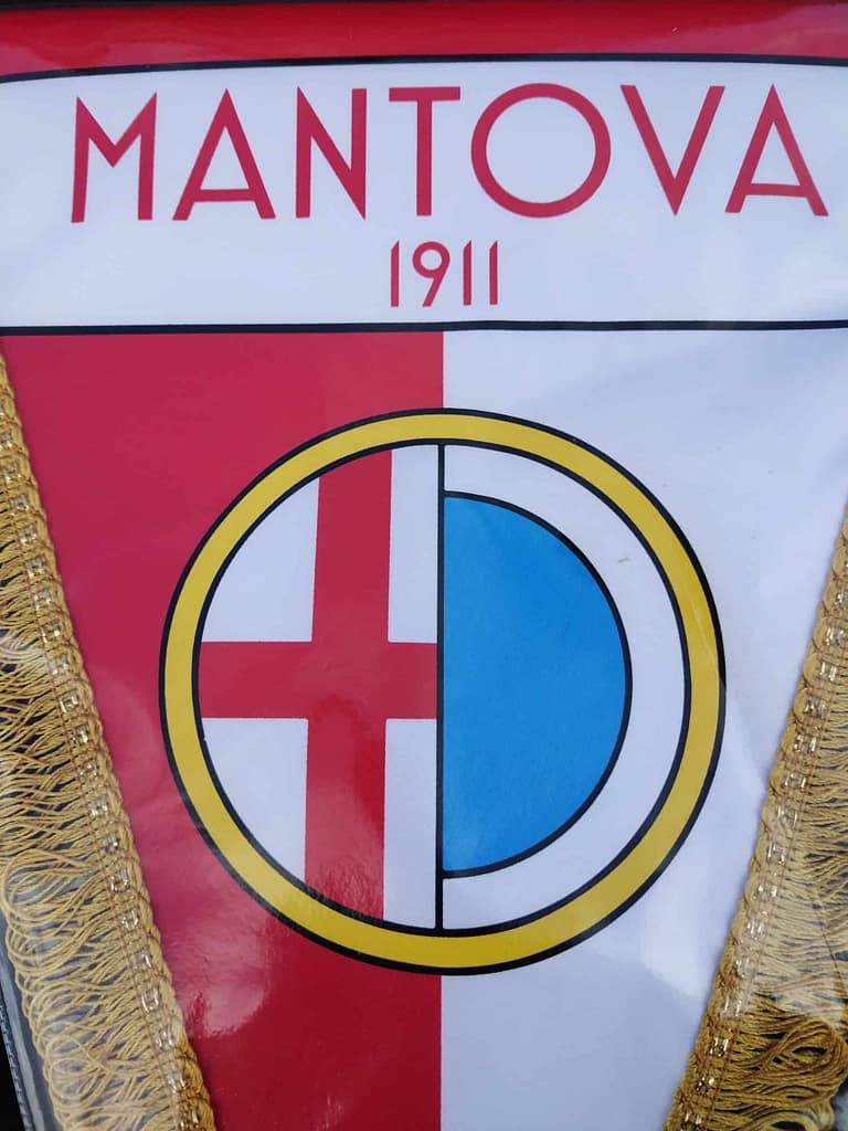 gagliardetto mantova ravvicinato gagliardetto mantova ravvicinato