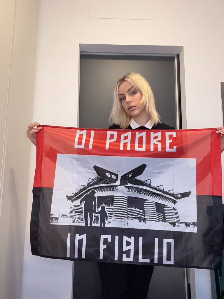modella con Stendardo ignifugo Milan Stendardo ignifugo Milan