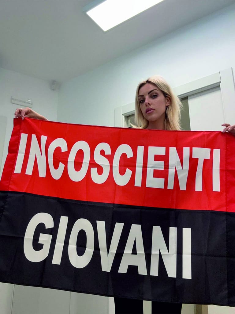 Modella con Bandiera per Tifosi Incoscienti Giovani Personalizzata Modella con Bandiera per Tifosi Incoscienti Giovani