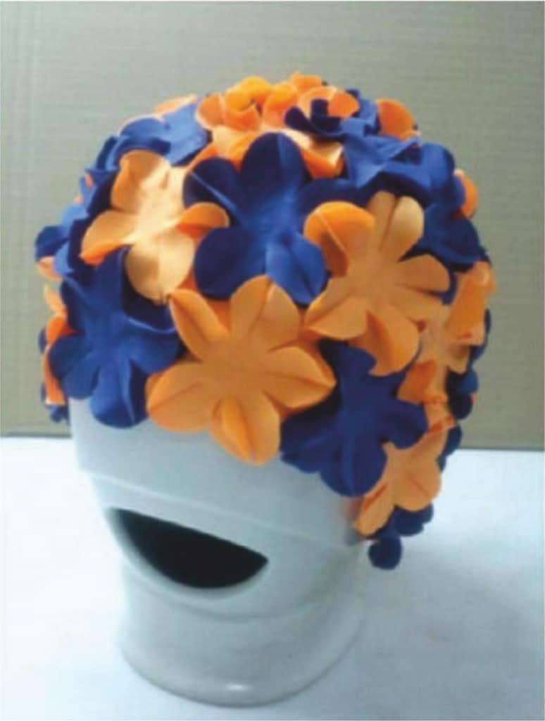 Cuffia da piscina con fiori applicati nella colorazione arancio e blu Cuffia da piscina con fiori applicati arancio blu