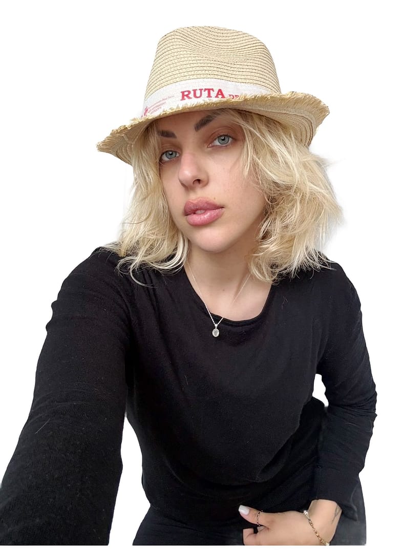 modella dei cappelli di paglia fashion modella dei cappelli di paglia